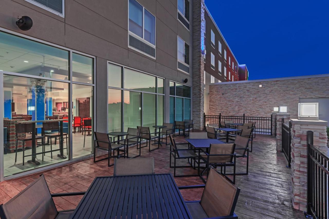 Holiday Inn Express & Suites Tulsa South - Woodland Hills By Ihg Екстериор снимка